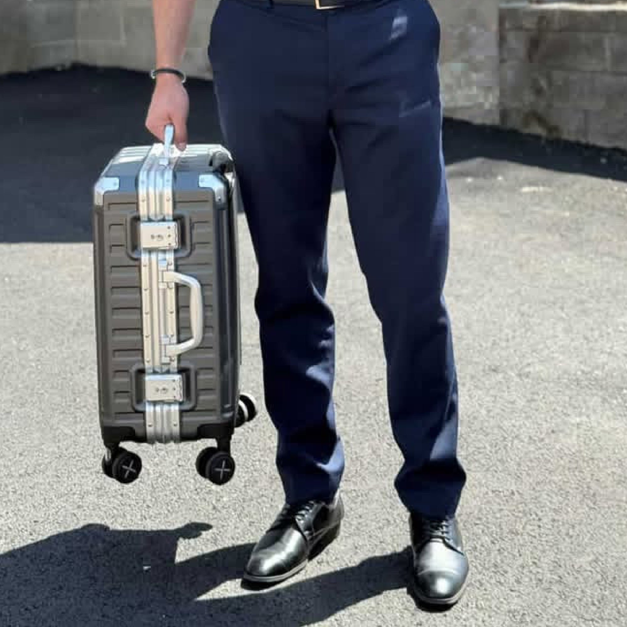 LUGGEX aluminum frame carry-on luggage suitcase with Comfort Grip handle, lightweight and easy to carry
#color_charcoal