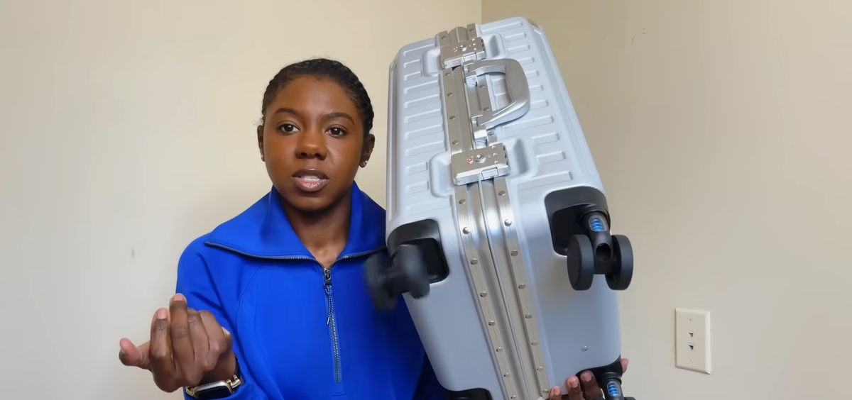 Cargar video: CourtTooFly reviewing the LUGGEX ZX 20-inch zipperless carry-on