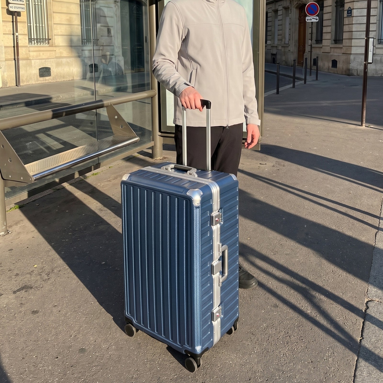 100% polycarbonate hard shell, and reinforced aluminum frame for durable protection and long-term travel use. 