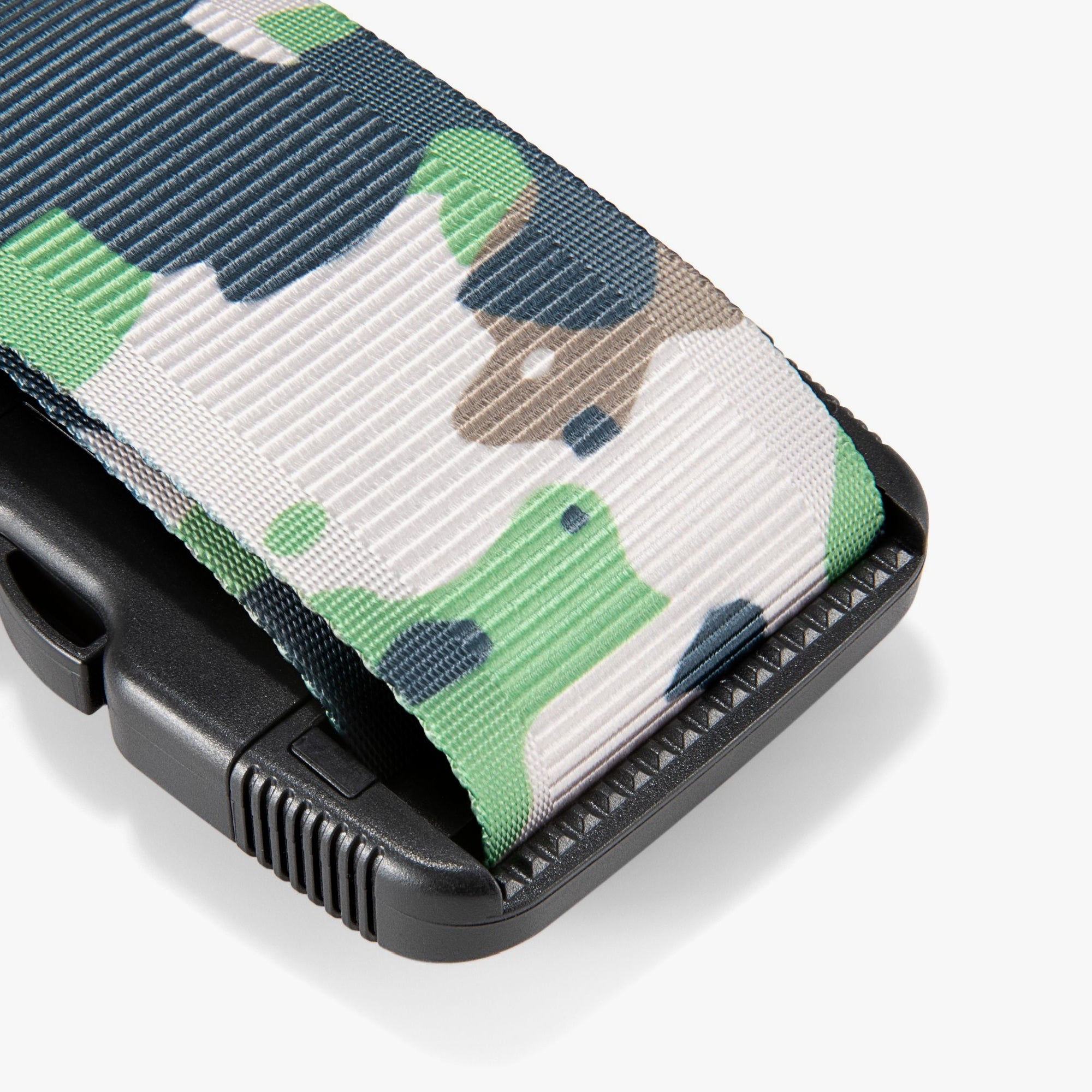 Luggage strap with built-in ratchet tightening for a secure fit. Reduces loosening caused by movement or vibration.  #color-camouflage #show