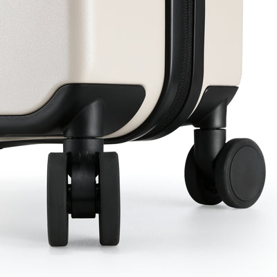 Close-up of LUGGEX FLO5 28-inch top-open luggage 360° silent spinner wheels. Made with durable TPE material for long-lasting performance, providing a smooth, butter-like glide on any surface.
