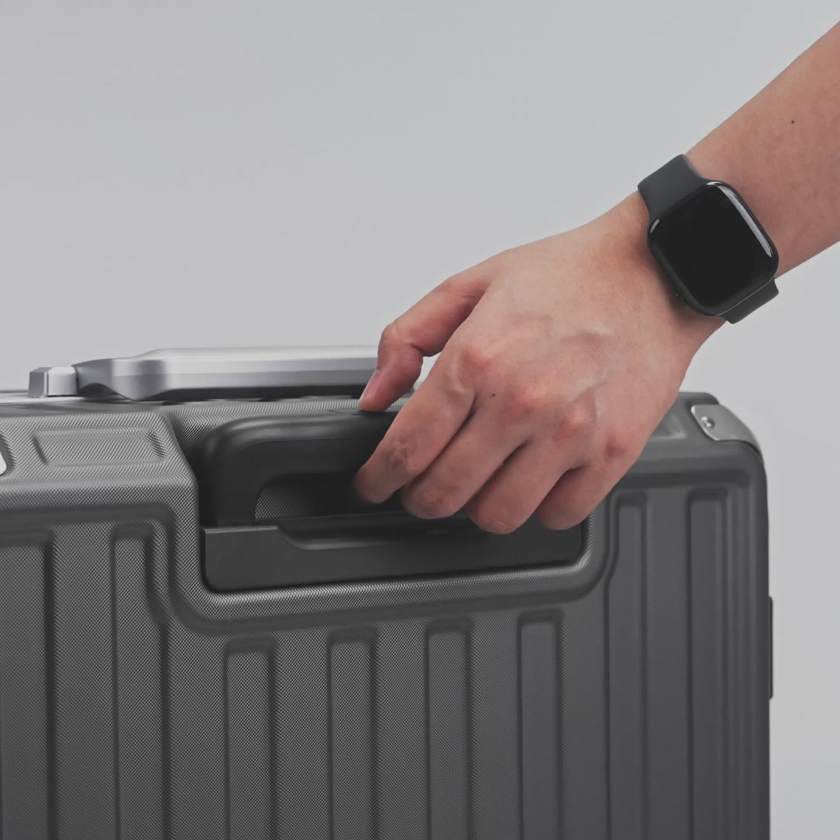 LUGGEX zx28-charcoal-handle feature demonstration