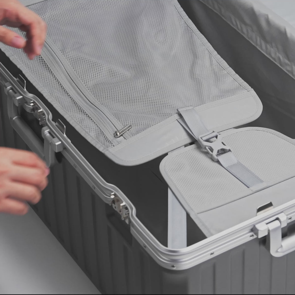 LUGGEX zx32-charcoal-interior feature demonstration