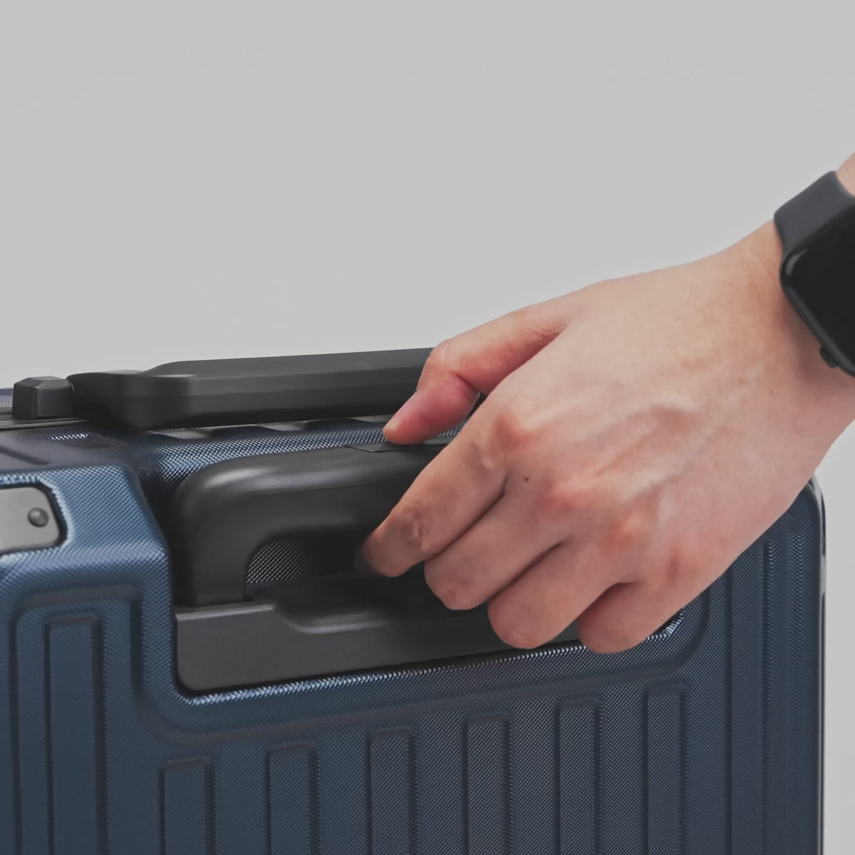 LUGGEX zx20-navy-handle feature demonstration