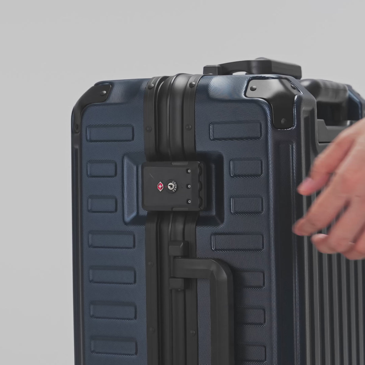 LUGGEX zx20-navy-tsa feature demonstration