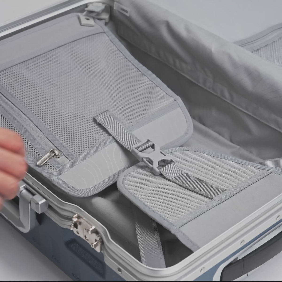 LUGGEX zx20-navy-interior feature demonstration