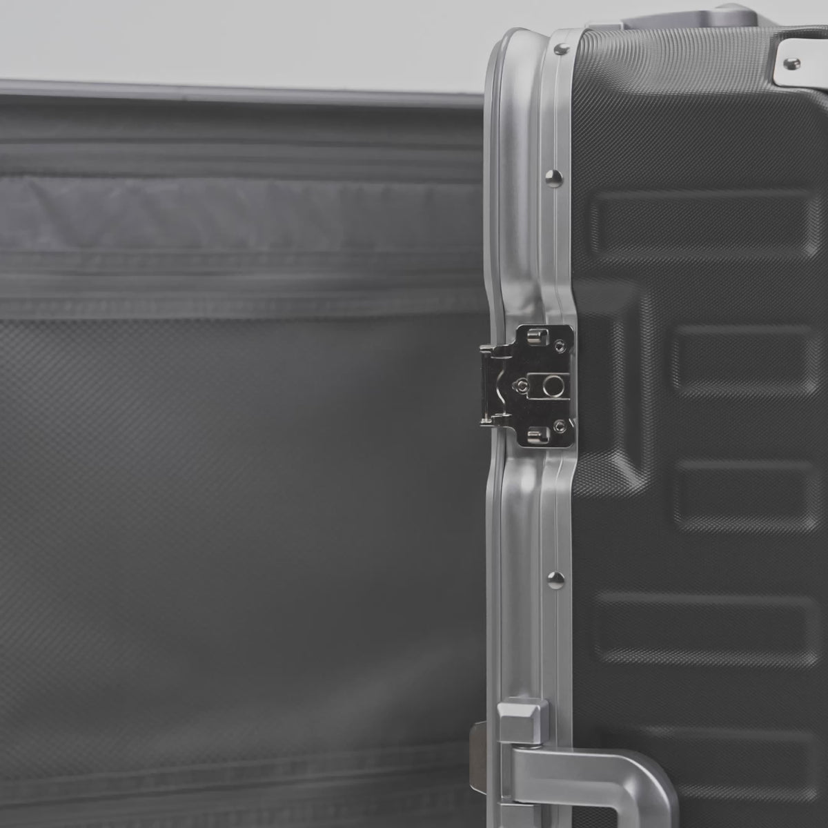 LUGGEX zx28-charcoal-interior feature demonstration